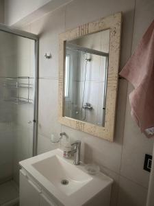 un bagno con lavandino e specchio di Brisa Patagónica a Comodoro Rivadavia