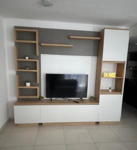 un soggiorno con una TV a parete di Brisa Patagónica a Comodoro Rivadavia