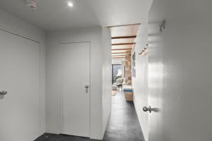 een hal van een huis met witte muren bij Lantern 20 Deluxe in Thredbo +3 foto's