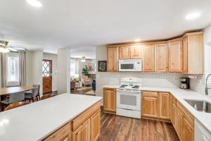 Η κουζίνα ή μικρή κουζίνα στο Spacious Decks Family Pinetop Country Club Home