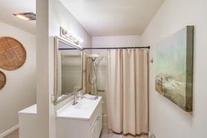 Ένα μπάνιο στο Spacious Decks Family Pinetop Country Club Home +22 φωτογραφίες