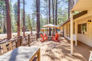 Αίθριο ή υπαίθριος χώρος στο Spacious Decks Family Pinetop Country Club Home