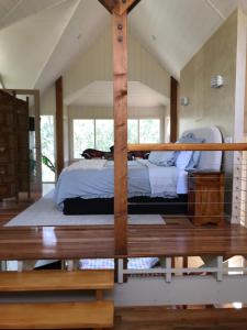 Un dormitorio con una cama grande en una habitación. en The Chapel A Beautiful View for Two, en Lorne