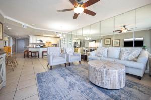 un salon avec un canapé et une table dans l'établissement Phoenix X 303 condo, à Orange Beach