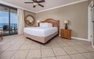 une chambre avec un lit et une vue sur l'océan dans l'établissement Phoenix X 303 condo, à Orange Beach 41 autres photos