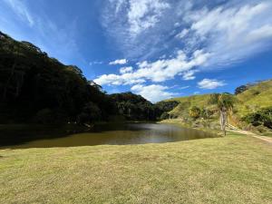 ein See inmitten eines Grasfeldes in der Unterkunft Pousada Shangri-lá in Cunha