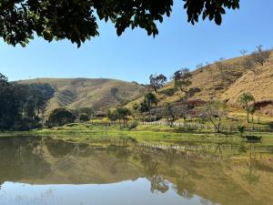 einen Blick auf einen See mit einem Berg im Hintergrund in der Unterkunft Pousada Shangri-lá in Cunha
