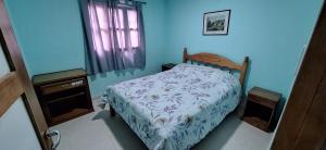 a bedroom with a bed and a blue wall at Carmelo in San Rafael