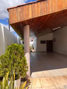 a view of a building with a wooden roof at Ampla Casa Duplex com 4 suítes in Teresina
