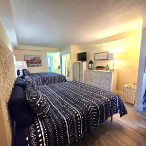 Postel nebo postele na pokoji v ubytování Direct Oceanfront 1 bedroom w/kitchen & balcony