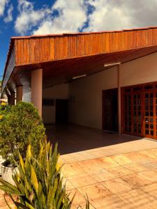 a building with a wooden roof and a patio at Ampla Casa Duplex com 4 suítes in Teresina