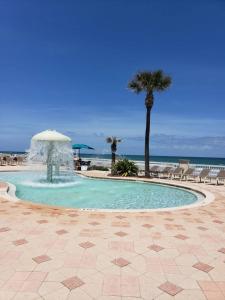 Bazén v ubytování Direct Oceanfront 1 bedroom w/kitchen & balcony nebo v jeho okolí