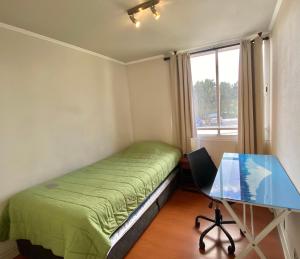a bedroom with a bed and a desk and a window at Departamento Alto Libertad Meseta Coraceros in Viña del Mar +17 photos