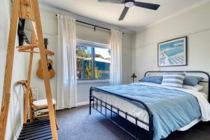 1 dormitorio con cama, escalera y ventana en Blue Haven Venus Bay, en Venus Bay
