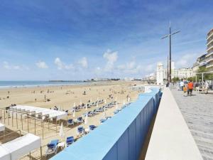 vistas a una playa con sillas y gente en Apartment on Belgian Coast with Sea Views, en Oostduinkerke