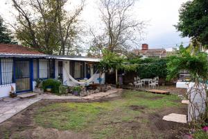 a backyard of a house with a swing at Casita Meraki Duplex para 3 personas in Villa Carlos Paz