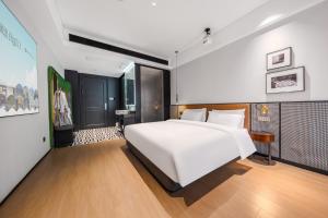 Letto o letti in una camera di Chenfeng Hotel Jingdezhen Taoyangli People's Square Branch
