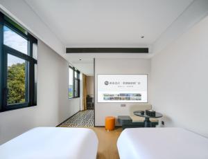 Letto o letti in una camera di Chenfeng Hotel Jingdezhen Taoyangli People's Square Branch