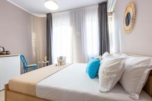 Postel nebo postele na pokoji v ubytování Himara City 41 - Central, Beach Access