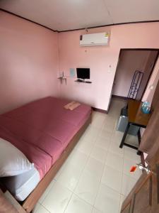 TV a/nebo společenská místnost v ubytování โพธิ์ทองริมทุ่ง Pothong Rimtung Hotel