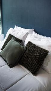 Una cama o camas en una habitación de Man Cave