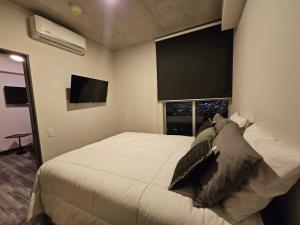 Una cama o camas en una habitación de Man Cave