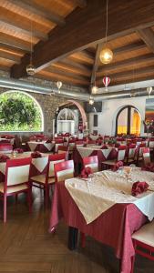 ein Restaurant mit Tischen und Stühlen in einem Raum in der Unterkunft Over Dream in Montagnola