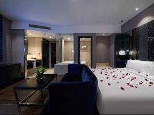 Crystal Orange Hotel Tianjin Jinghai Dongfanghong Road客房内的一张或多张床位