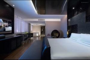 Crystal Orange Hotel Tianjin Jinghai Dongfanghong Road客房内的一张或多张床位