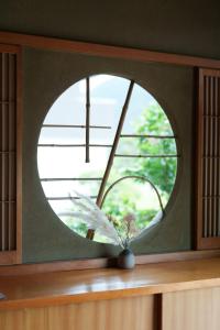 a window in a cabinet with a cross in it at GuestHouse道 in Fujiyoshida