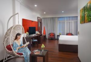eine Frau, die in einem Hotelzimmer auf einer Schaukel sitzt in der Unterkunft Memoire d' Angkor Boutique Hotel in Siem Reap