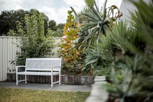 Ein Garten an der Unterkunft Archipelago Apartments Esperance