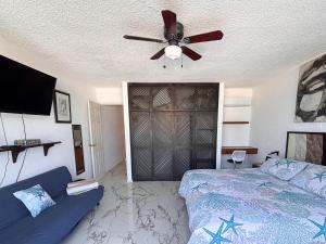 Postel nebo postele na pokoji v ubytování Brisas Shores Terrace, Beachfront Apartments 1 bedroom with pool, Cancun hotel zone + 53 fotografií