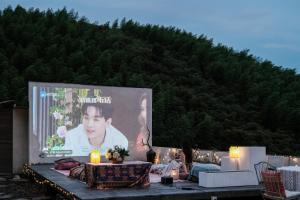 TV a/nebo společenská místnost v ubytování Moganshan Binlincheng Hot Spring B&B + 37 fotografií