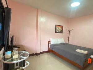 Postel nebo postele na pokoji v ubytování โพธิ์ทองริมทุ่ง Pothong Rimtung Hotel