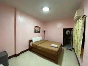 Postel nebo postele na pokoji v ubytování โพธิ์ทองริมทุ่ง Pothong Rimtung Hotel