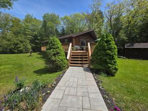 Κήπος έξω από το Kaaterskill Waterfall House