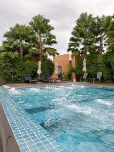 Rachabhura Hotel内部或周边的泳池