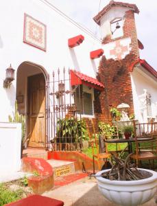 Bangunan di mana terletaknya rumah tamu ini