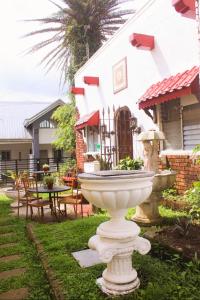 Taman di luar Spanish Casita Superior Suites Tagaytay +4 gambar