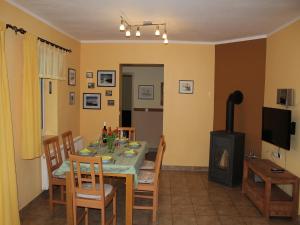 Μια τηλεόραση ή/και κέντρο ψυχαγωγίας στο Bungalow in Börgerende-Rethwisch mit Sauna
