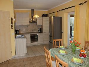 Η κουζίνα ή μικρή κουζίνα στο Bungalow in Börgerende-Rethwisch mit Sauna