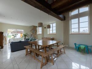 Ruang duduk di Villa in Teillé with Private Pool & Garden
