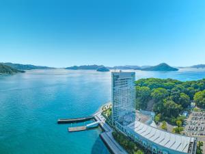 Una vista aérea de un edificio al lado de un cuerpo de agua. en Grand Prince Hotel Hiroshima, en Hiroshima