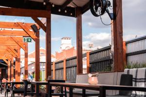 Terminus Hotel Yarrawonga的阳台或露台