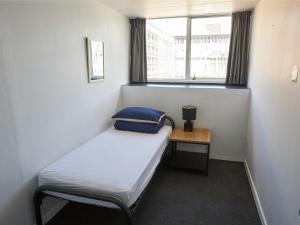 Camera piccola con letto e finestra di Attic Backpackers ad Auckland Altre 37 foto