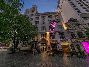 un edificio in una strada di città con un lampione di Attic Backpackers ad Auckland
