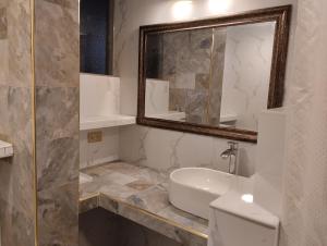 a bathroom with a sink and a mirror at GRAN PUNO lNN in Puno