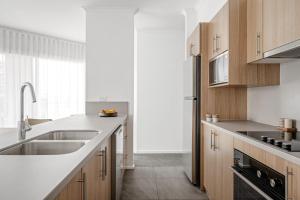 Una cocina o cocineta en Quest Moonee Valley