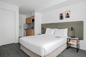 Una cama o camas en una habitación de Quest Moonee Valley